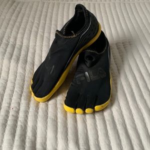 FILA Skeletoes Mens Sz 11M Black Yellow Minimalist Water Athletic Shoes Toe Shoe